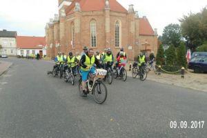 Uczestnicy wycieczki "Szuwarek na dwóch kółkach" Fot. R. Skudynowski